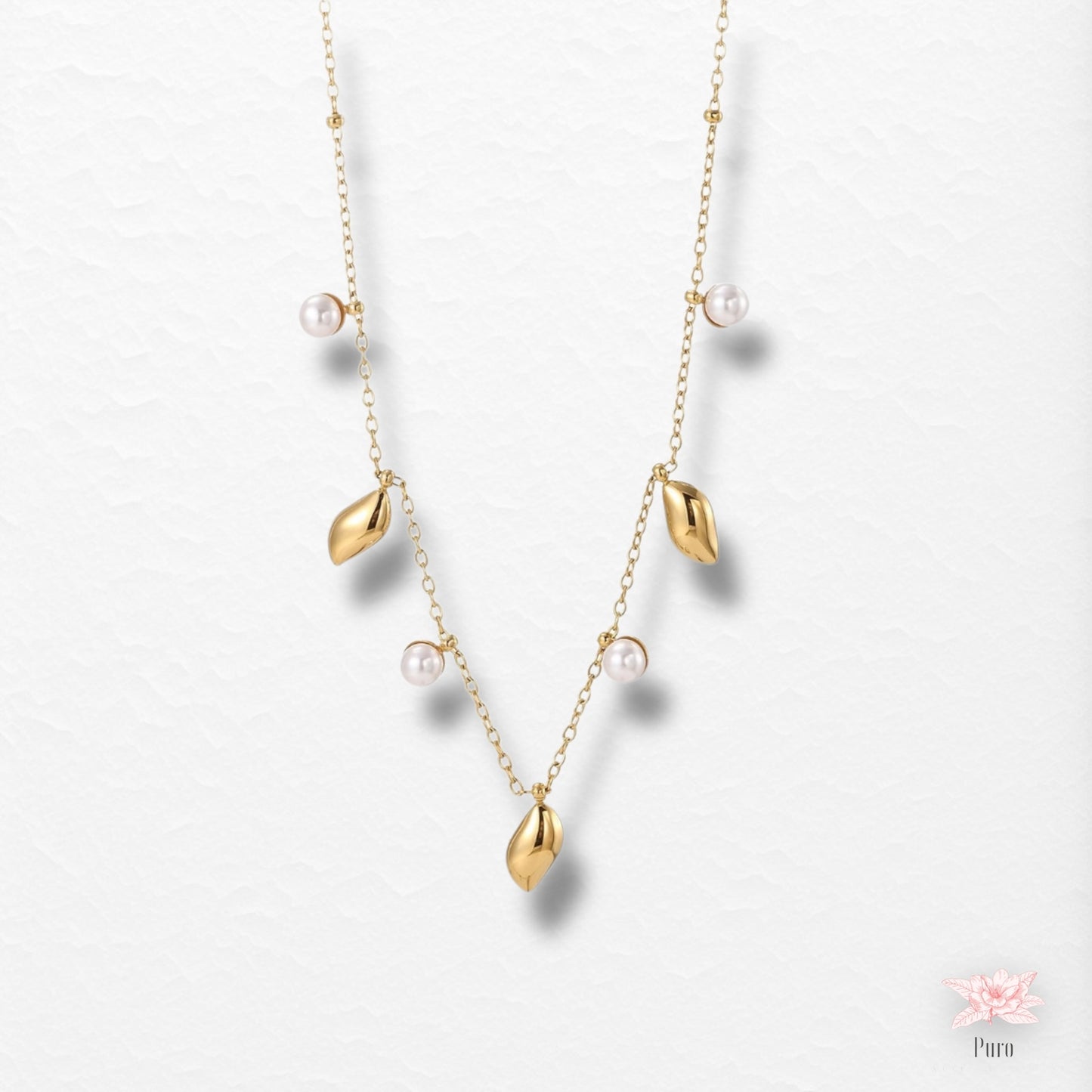 Colar Elegante com Pérolas e Pendentes de Folhas Douradas