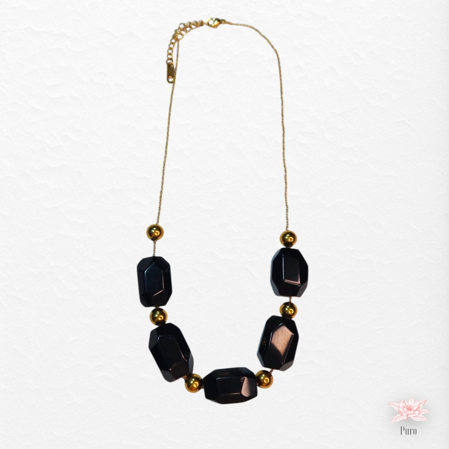 Colar com Pedras Pretas e Pormenores Em Dourado