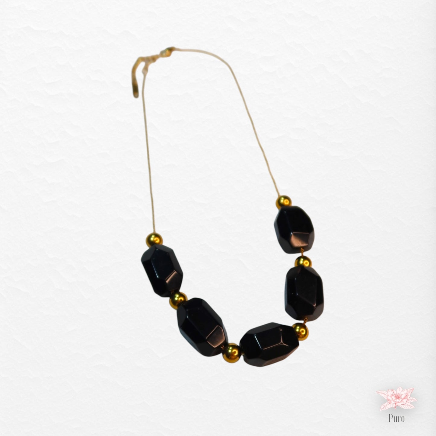 Colar com Pedras Pretas e Pormenores Em Dourado