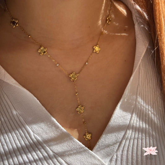 Colar Longo Dourado com Flores e Zircônias