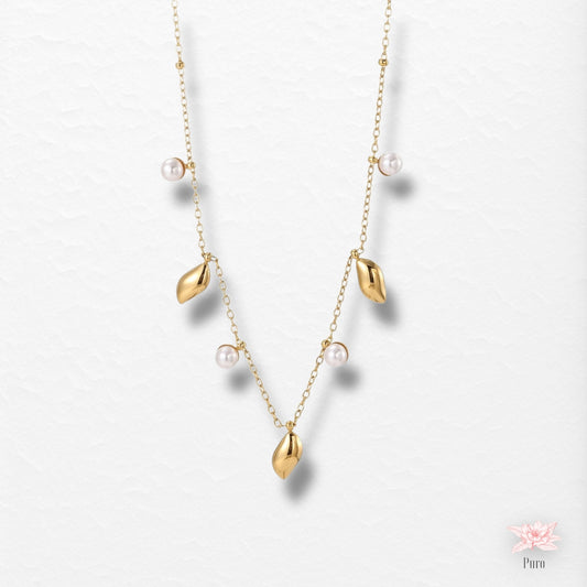 Colar Elegante com Pérolas e Pendentes de Folhas Douradas