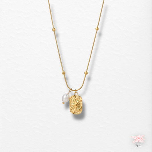 Colar Dourado com Medalhão Texturizado e Pérola