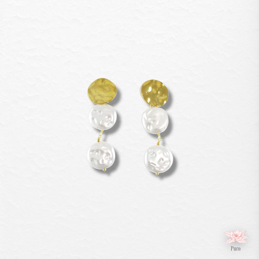 Brincos Pendentes com Pérolas e Detalhe Dourados Martelado