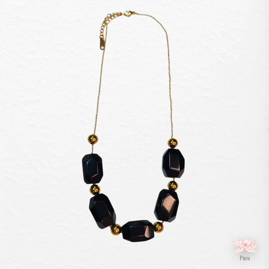 Colar com Pedras Pretas e Pormenores Em Dourado